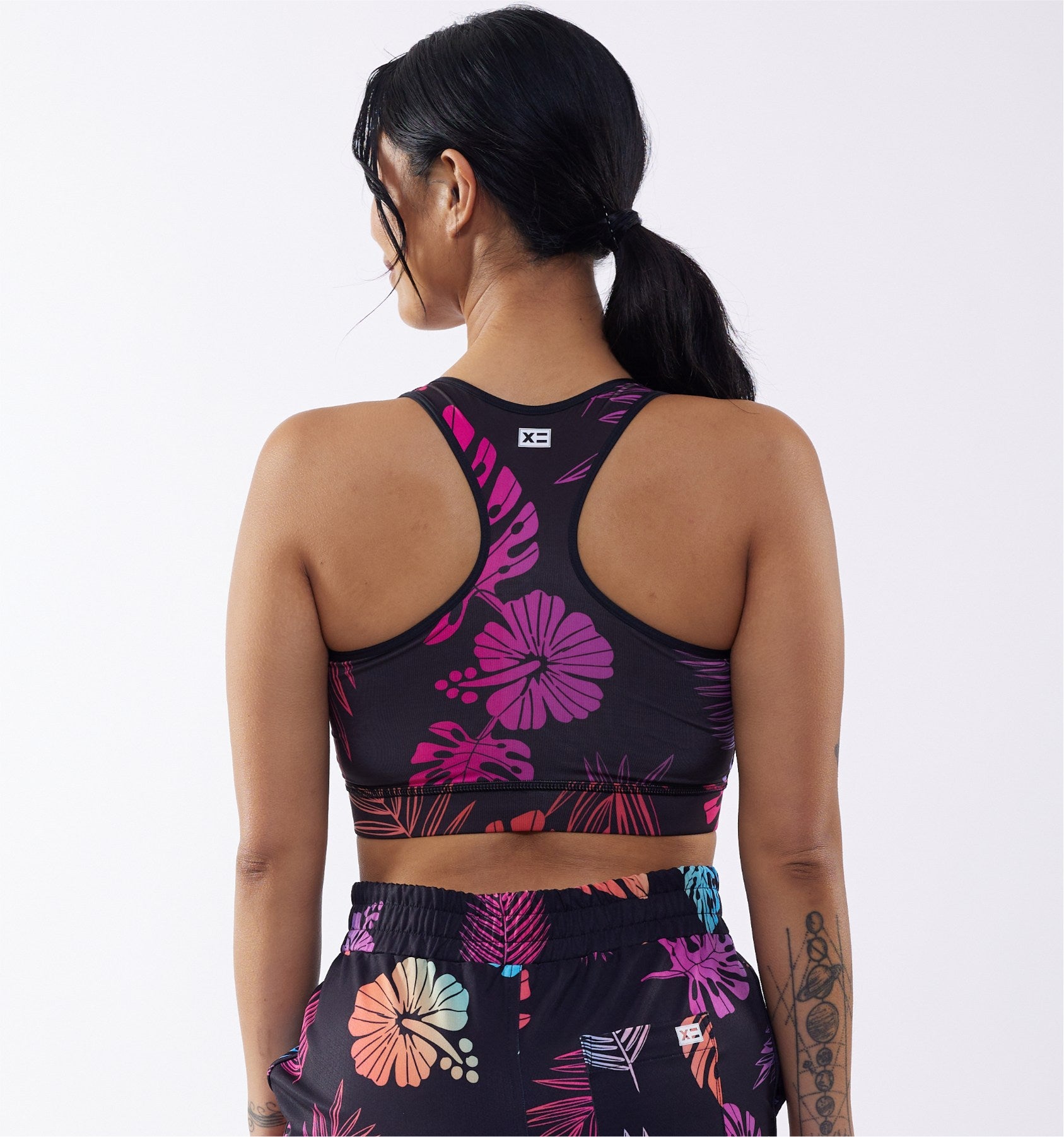 Model: Raiza is 5'6" and wears a small.