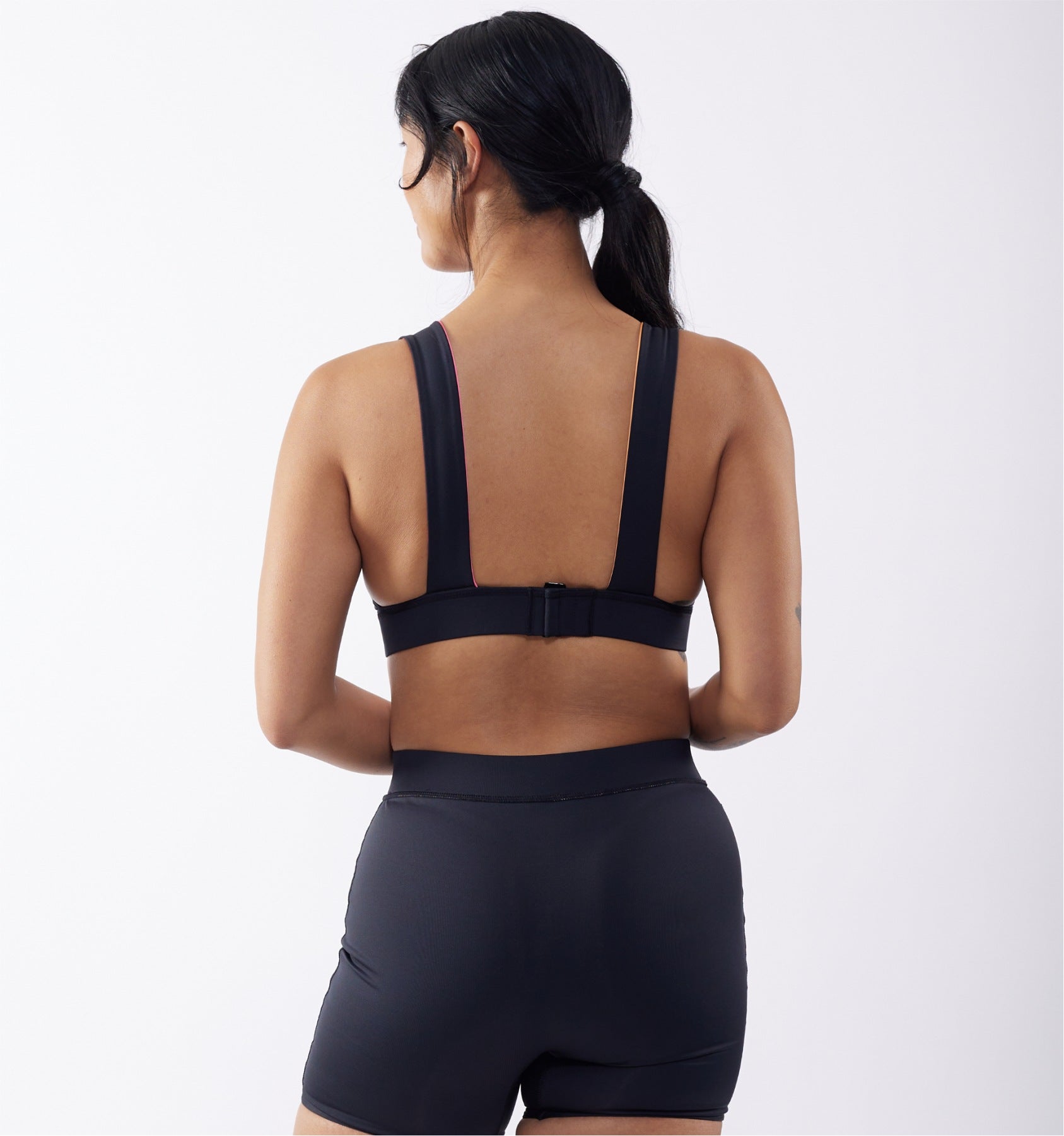 Model: Raiza is 5'6" and wears a small