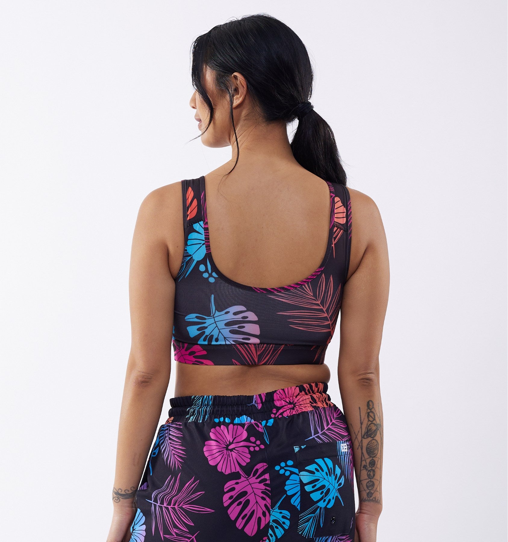 Model: Raiza is 5'6" and wears a small