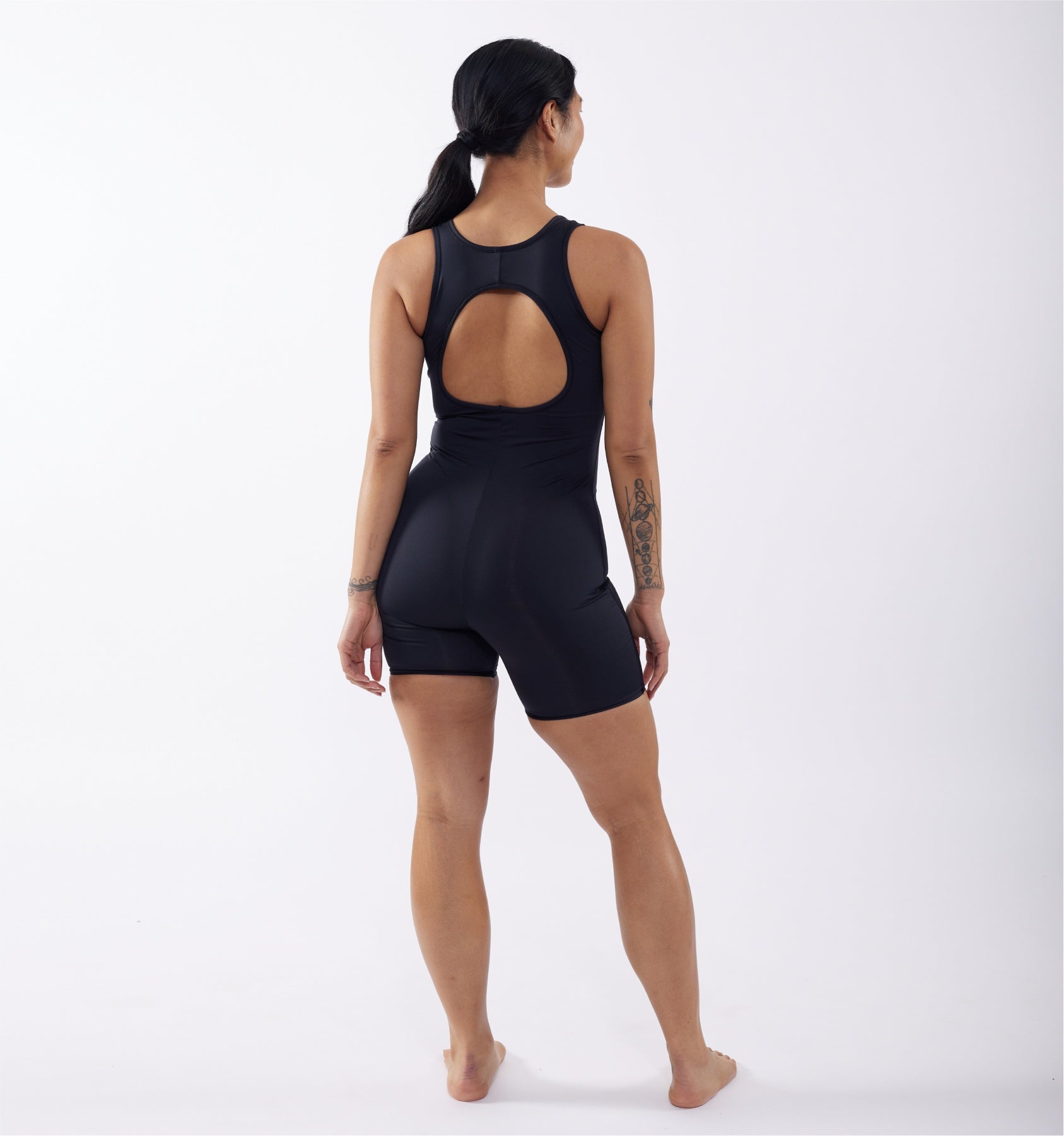 Model: Raiza is 5'6" and wears a small