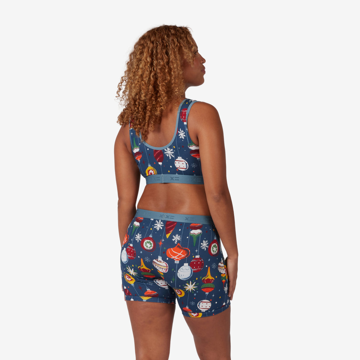 Model: Neveah is 5' 7" and wears a Medium