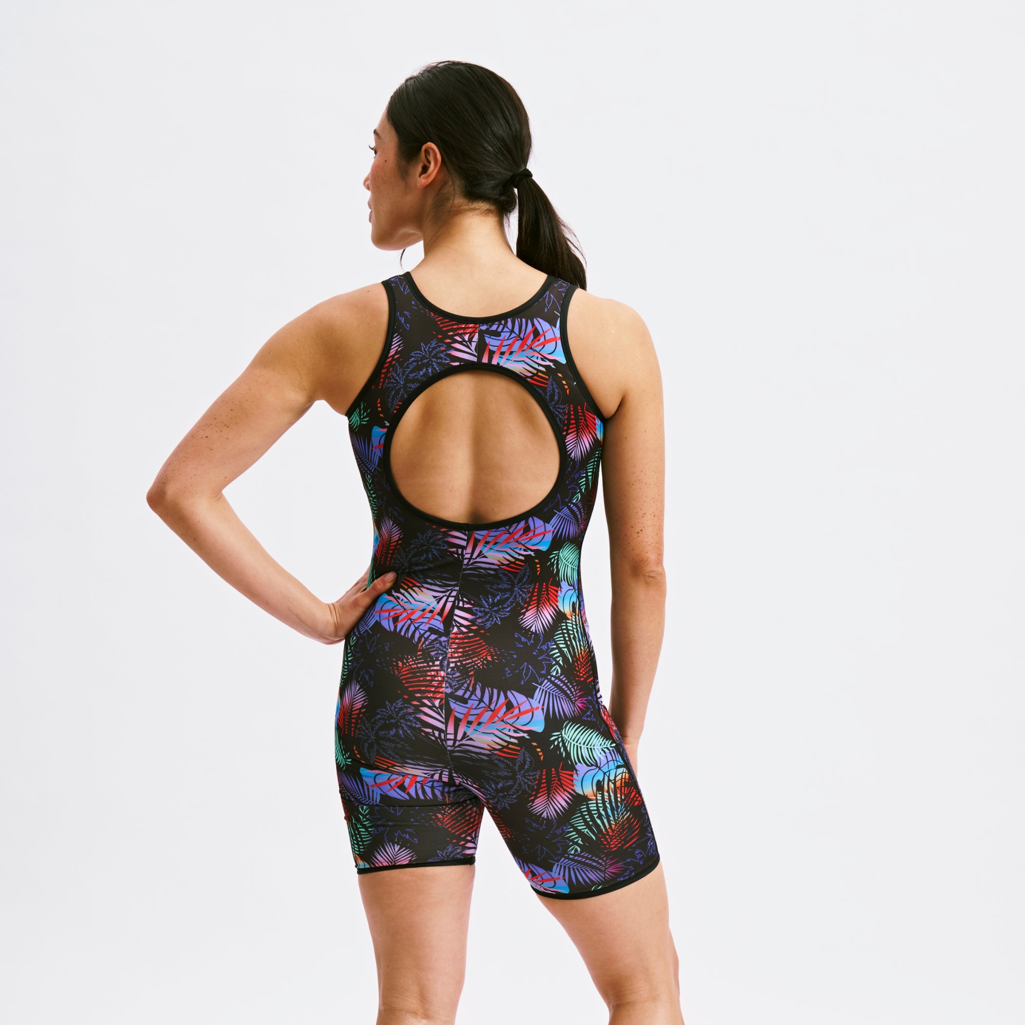 Model:Kia is 5'7" and wears a medium