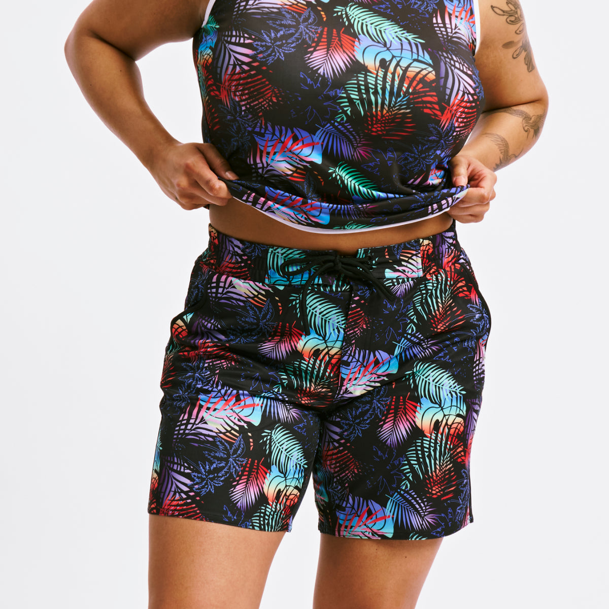 Model:Taylor is 5'7" and wears a large