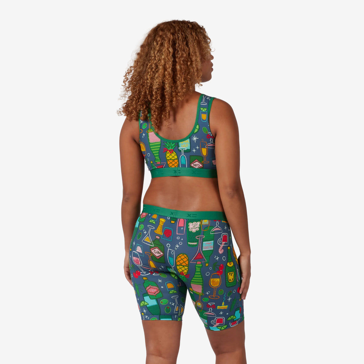 Model: Neveah is 5'7" and wears a Medium