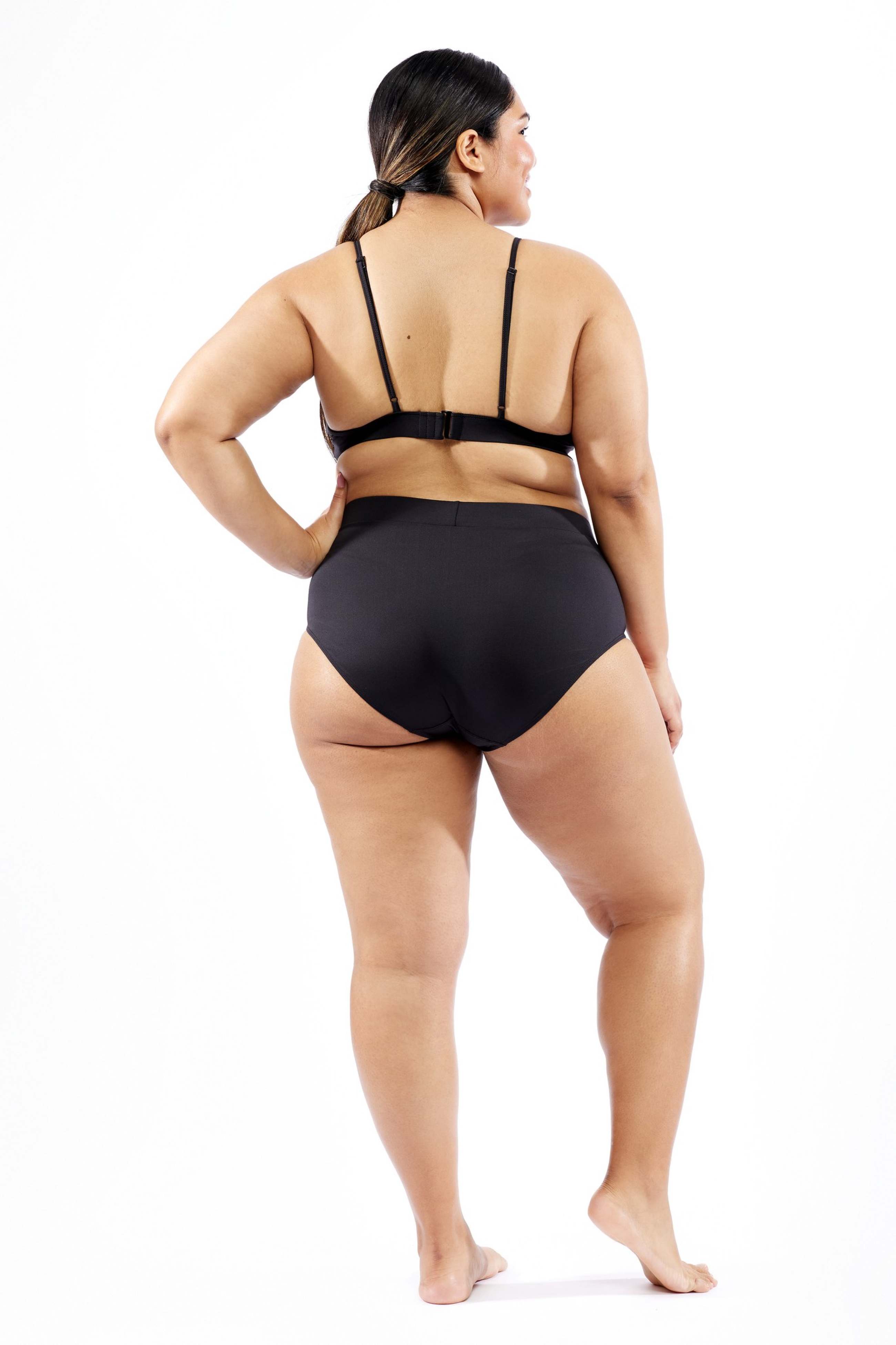 Model: Samantha is 5'8" and wears a 2x