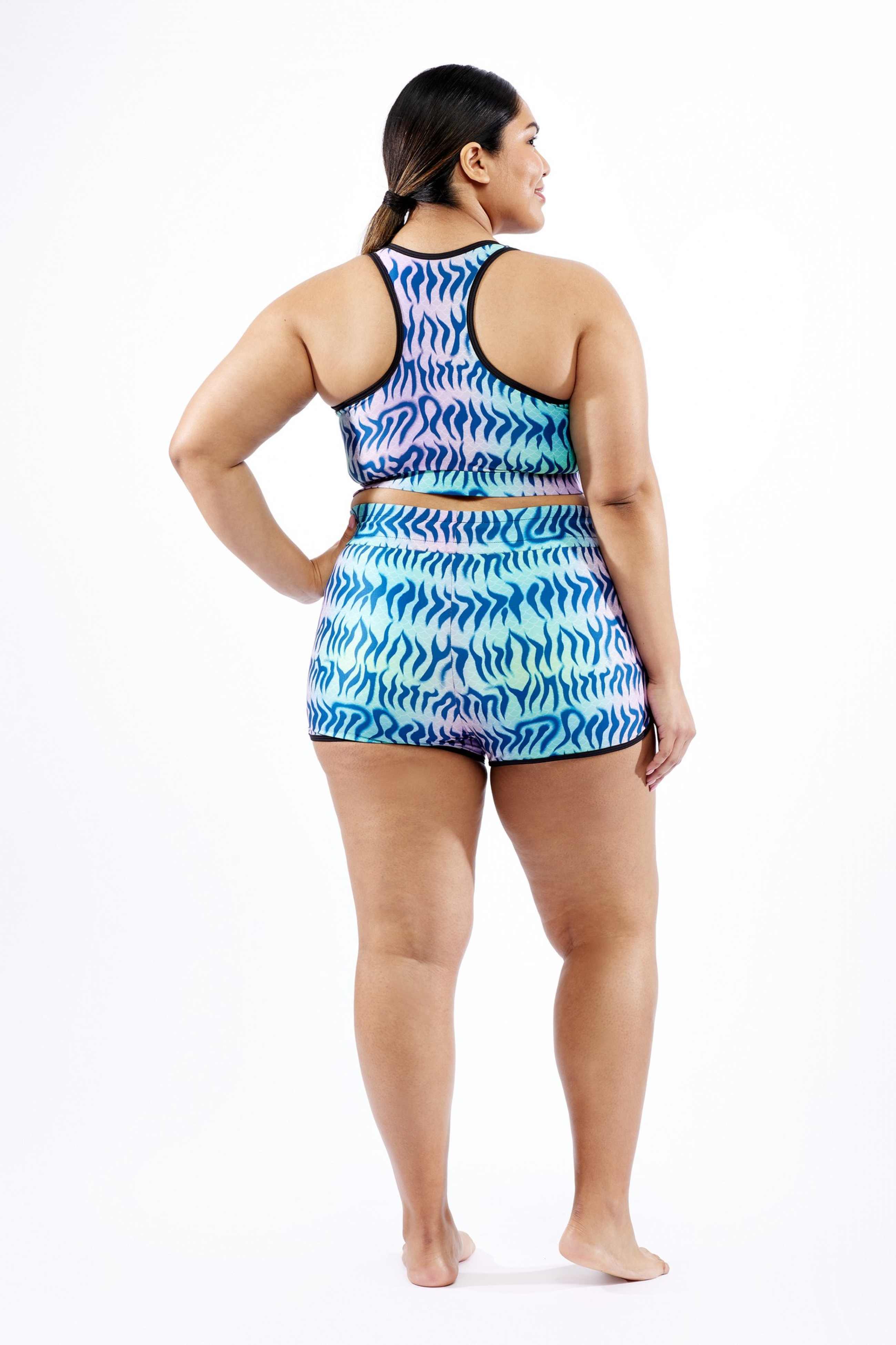 Model: Samantha is 5'8" and wears a 2x
