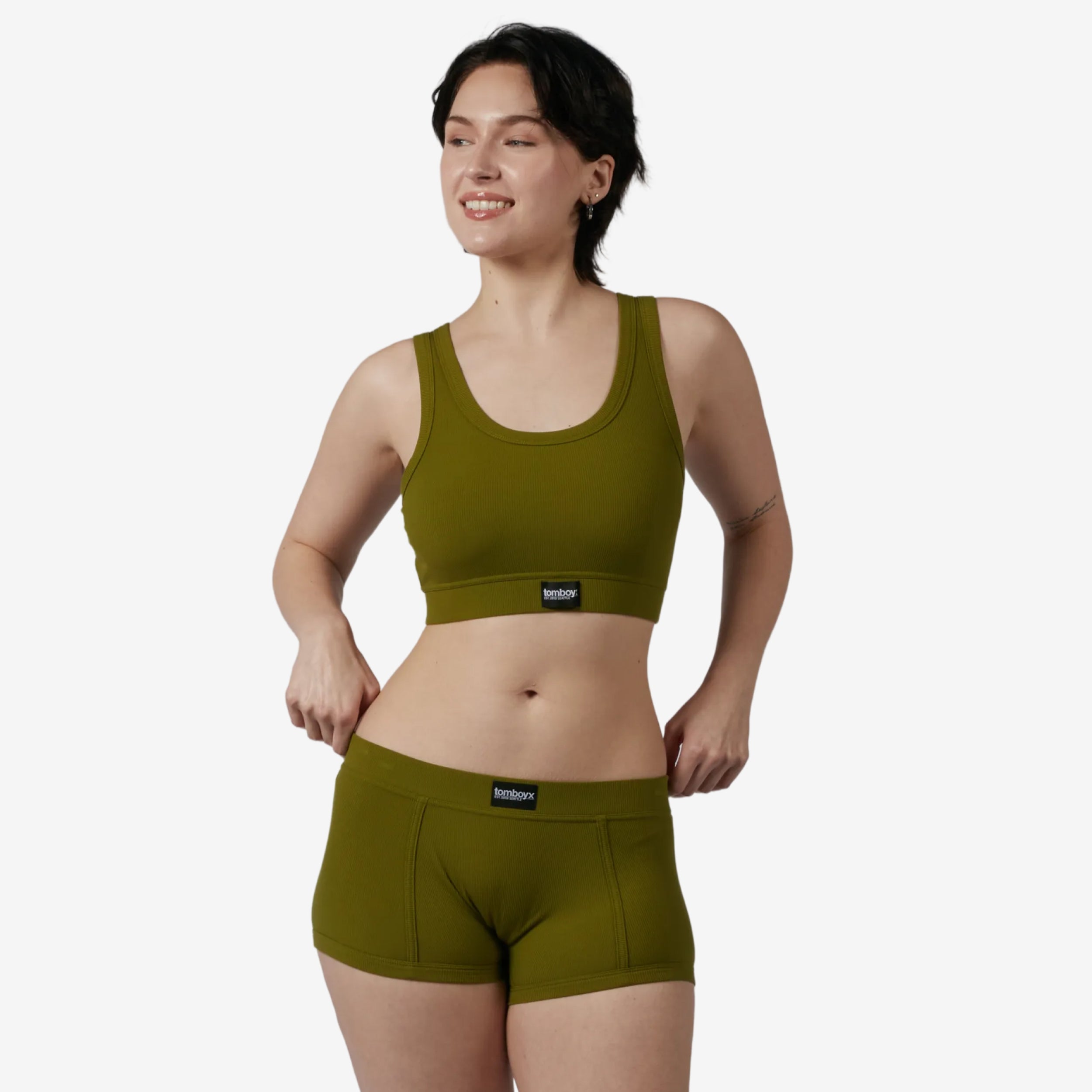 Model: Avery is 5'9" and wears a Small