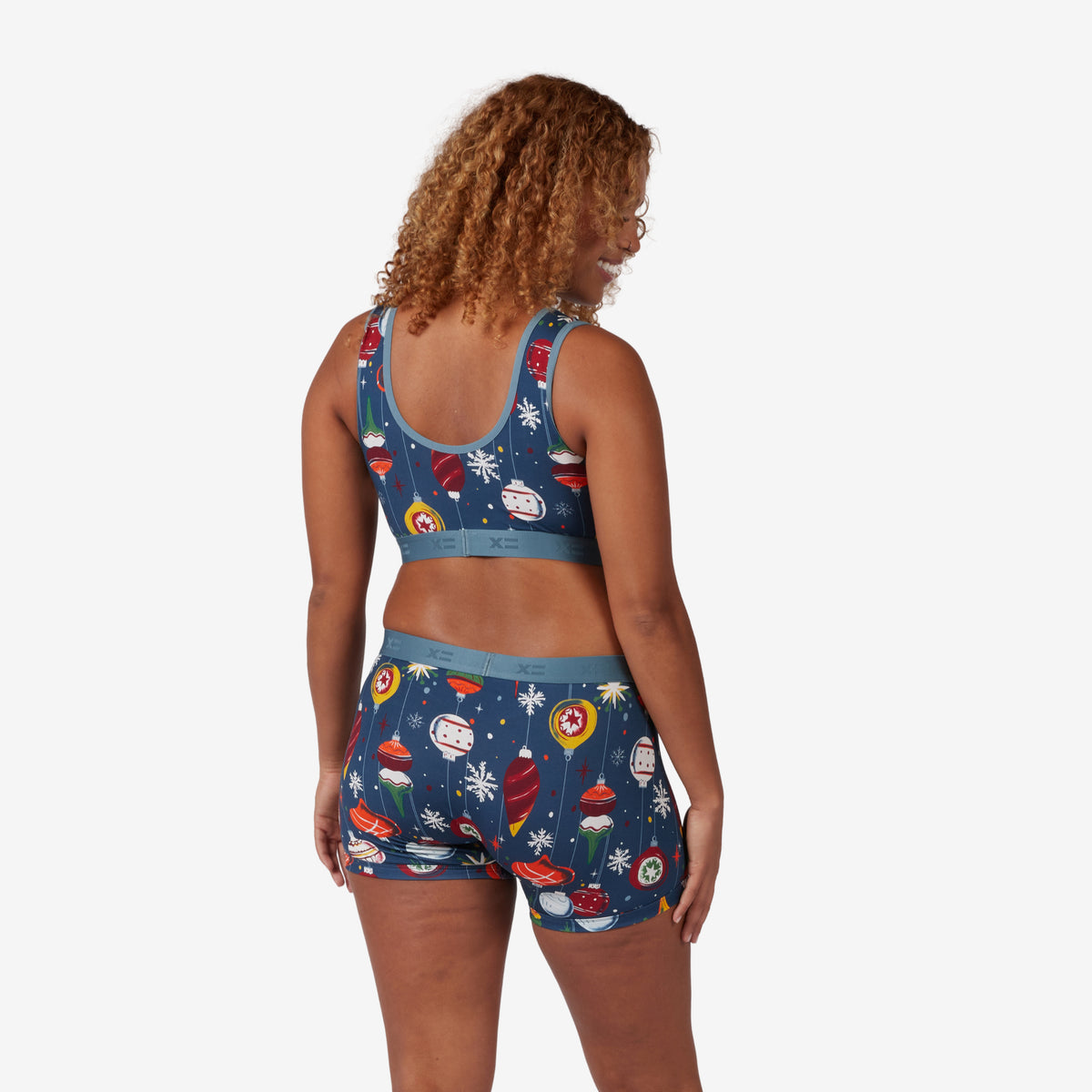 Model: Neveah is 5' 7" and wears a Medium