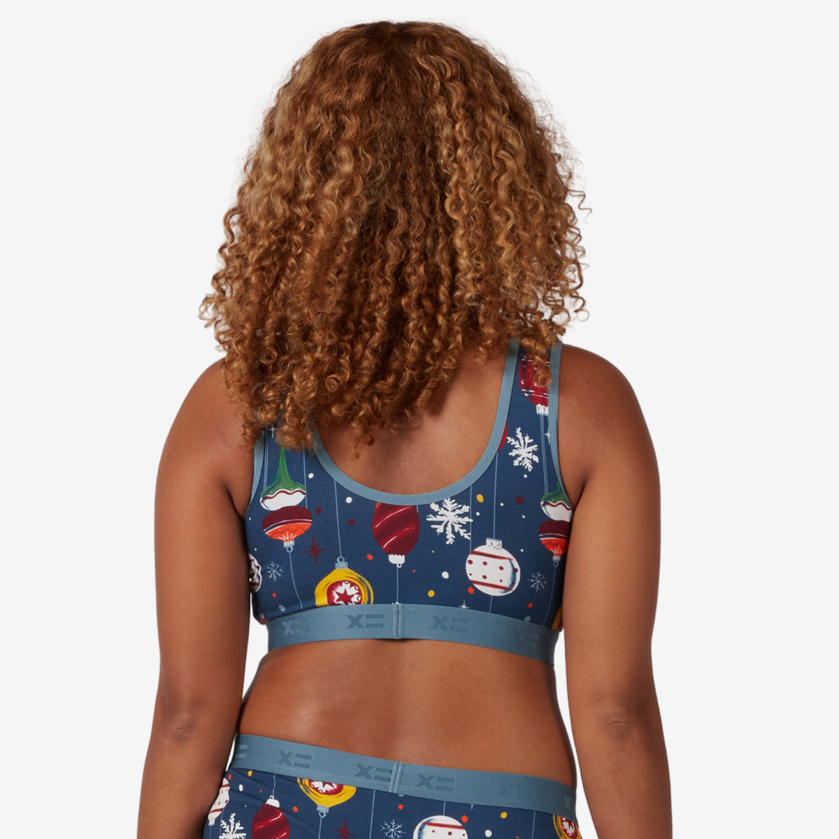 Model: Neveah is 5' 7" and wears a Medium