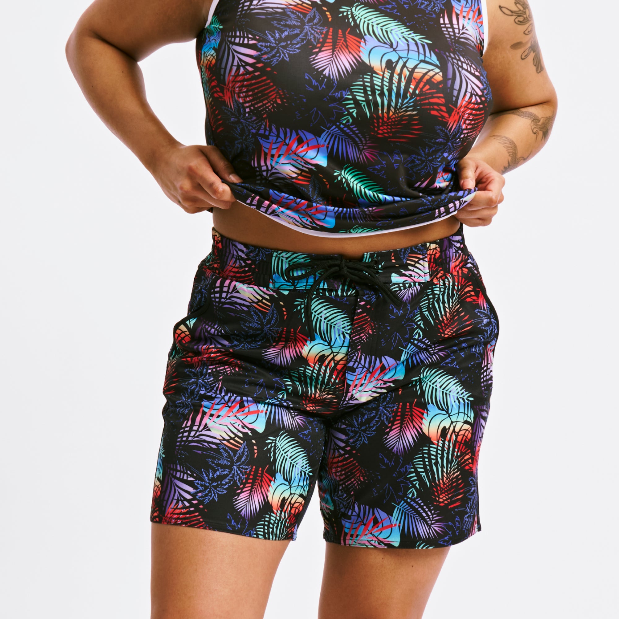 Model:Taylor is 5'7" and wears a large