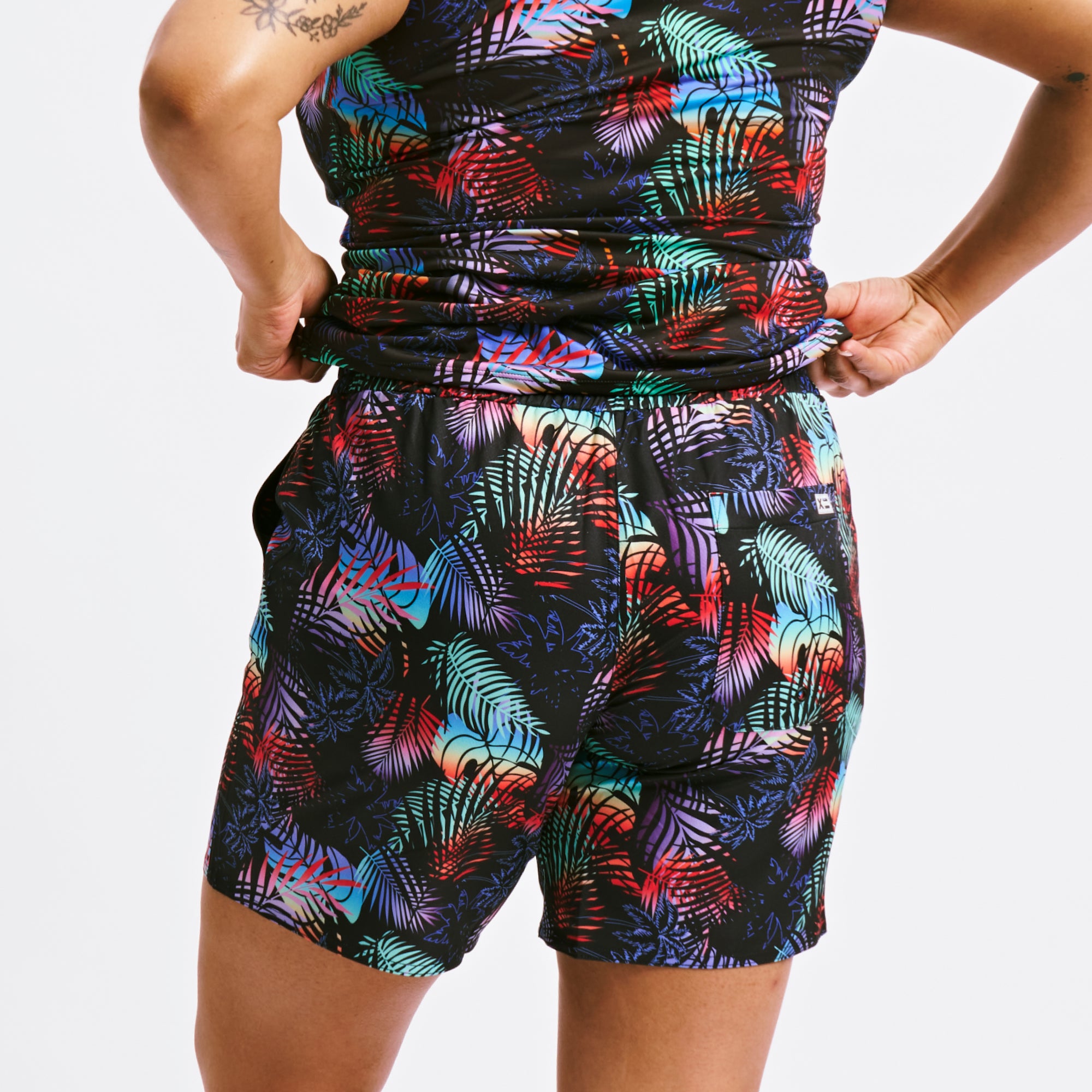 Model:Taylor is 5'7" and wears a large